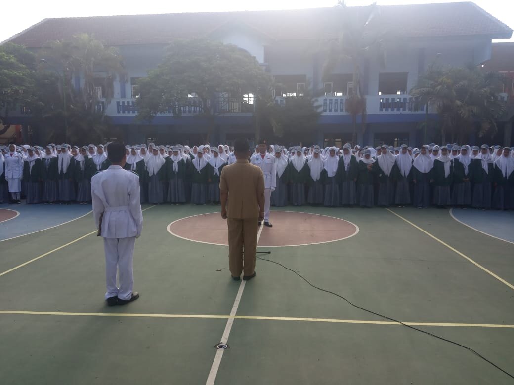 Bakesbangpol didaulat menjadi Pembina Upacara SMK PGRI 1 Giri